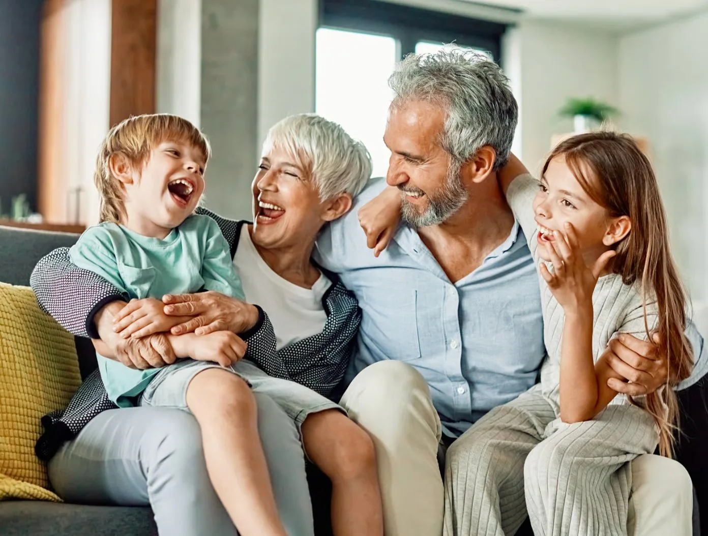 Familie zu Hause im Wohnzimmer
